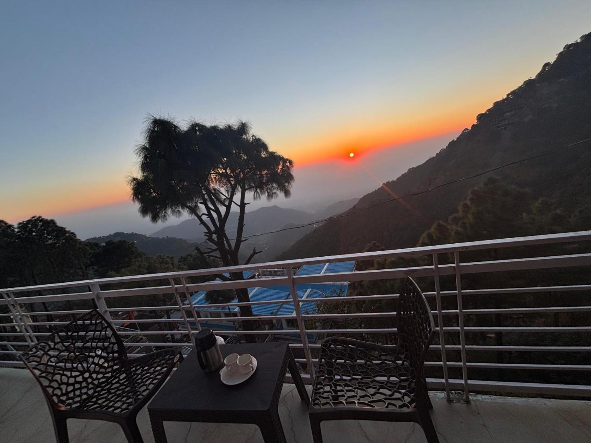 Vansathli I Near Mall Road Kasauli I Open Garden & Rooftop I By Humble Stay Villa Exteriér fotografie